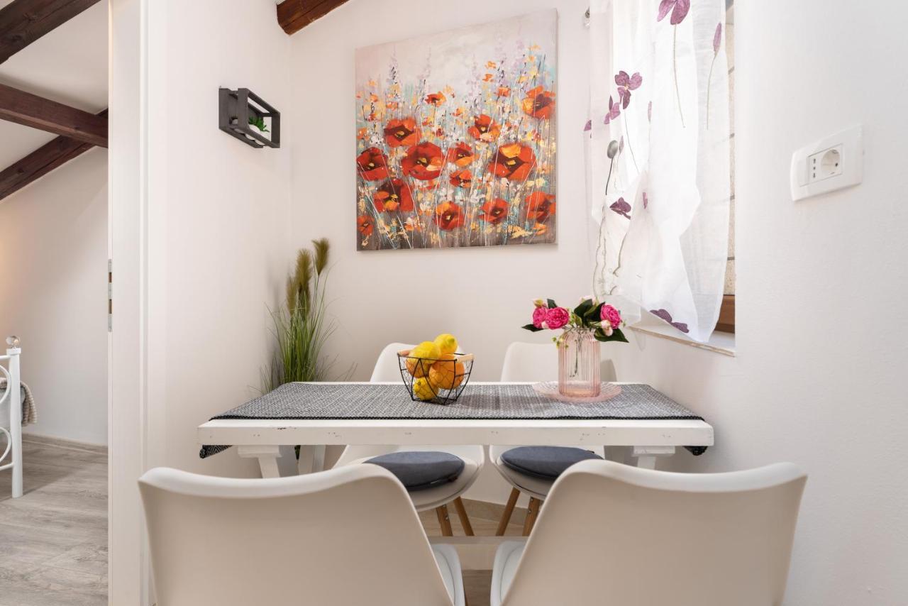 Relax In 2 Bedroom App In Old Town W/Ac And Wifi ロヴィニ エクステリア 写真